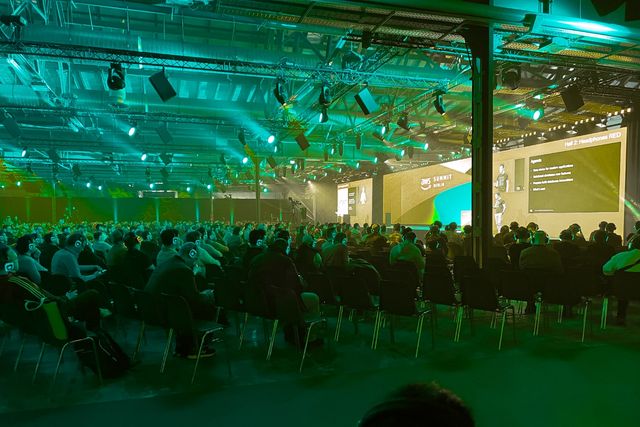 Eine Gruppe von Teilnehmern an einer Konferenz für Cloud-Anbieter. Neue Cloud-Technologien werden vorgestellt.